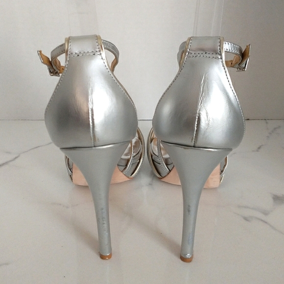 Badgley Mischka Fierce Ankle Strap Silver/Gold Heeled Sandals - 8.5 - Picture 13 of 16